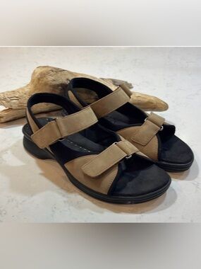 Clarks leather comfort Valcro tan and black sandals size 7